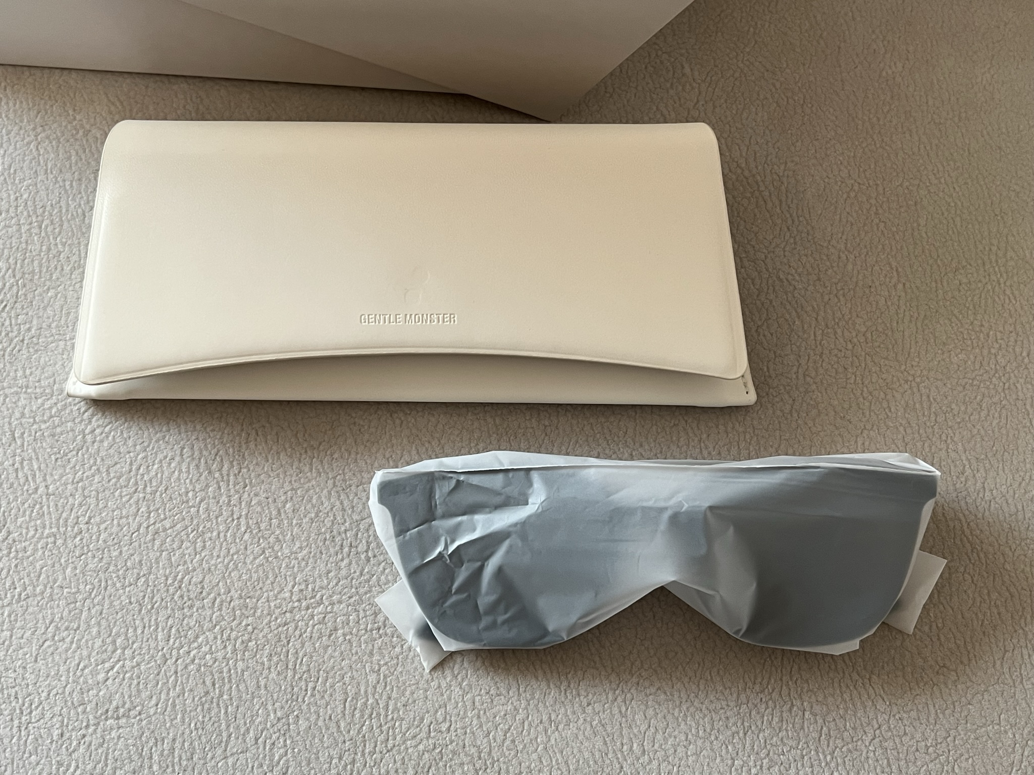 동탄-롯데배화점-젠틀몬스터-선글라스-케이스-아이보리