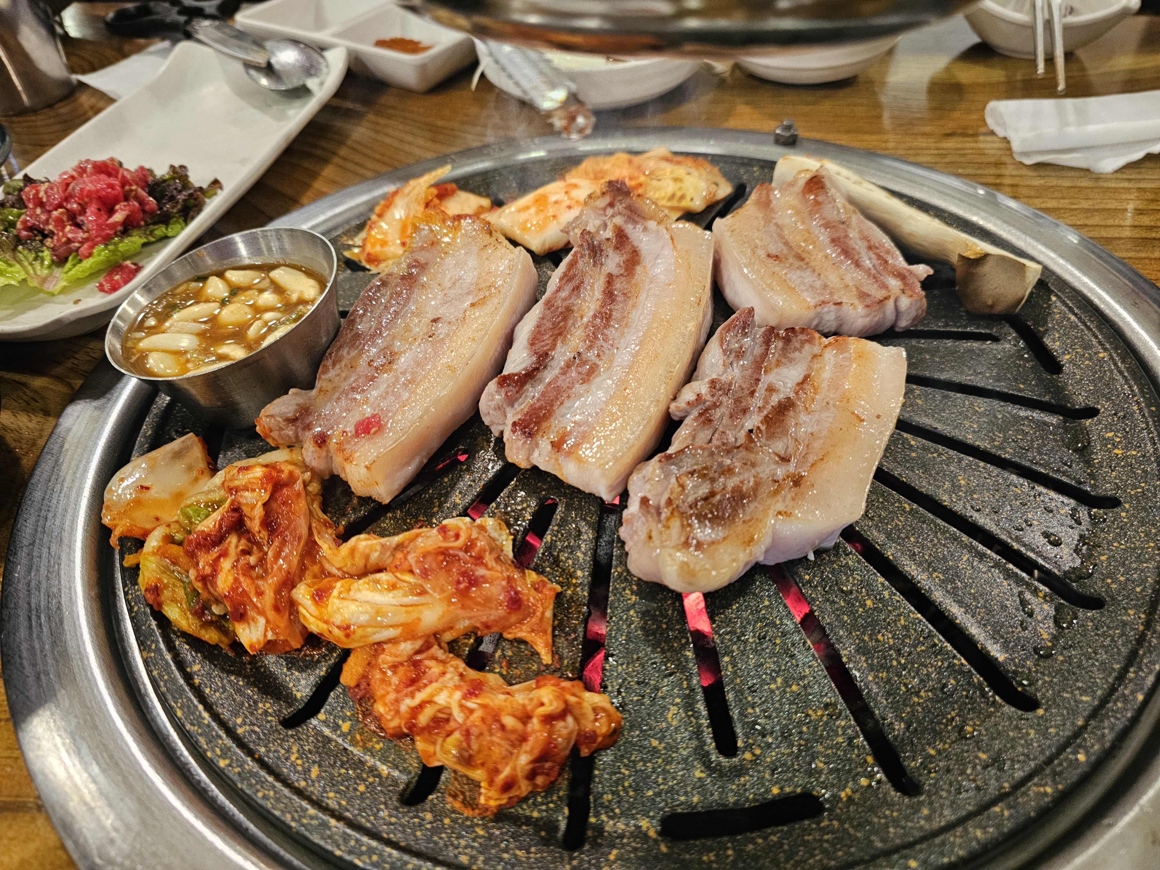 숙취해소제와 물을 함께 준비한 회식 다음 날 아침
