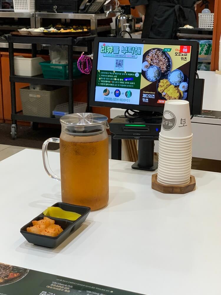 주문 패드 및 물, 컵, 반찬