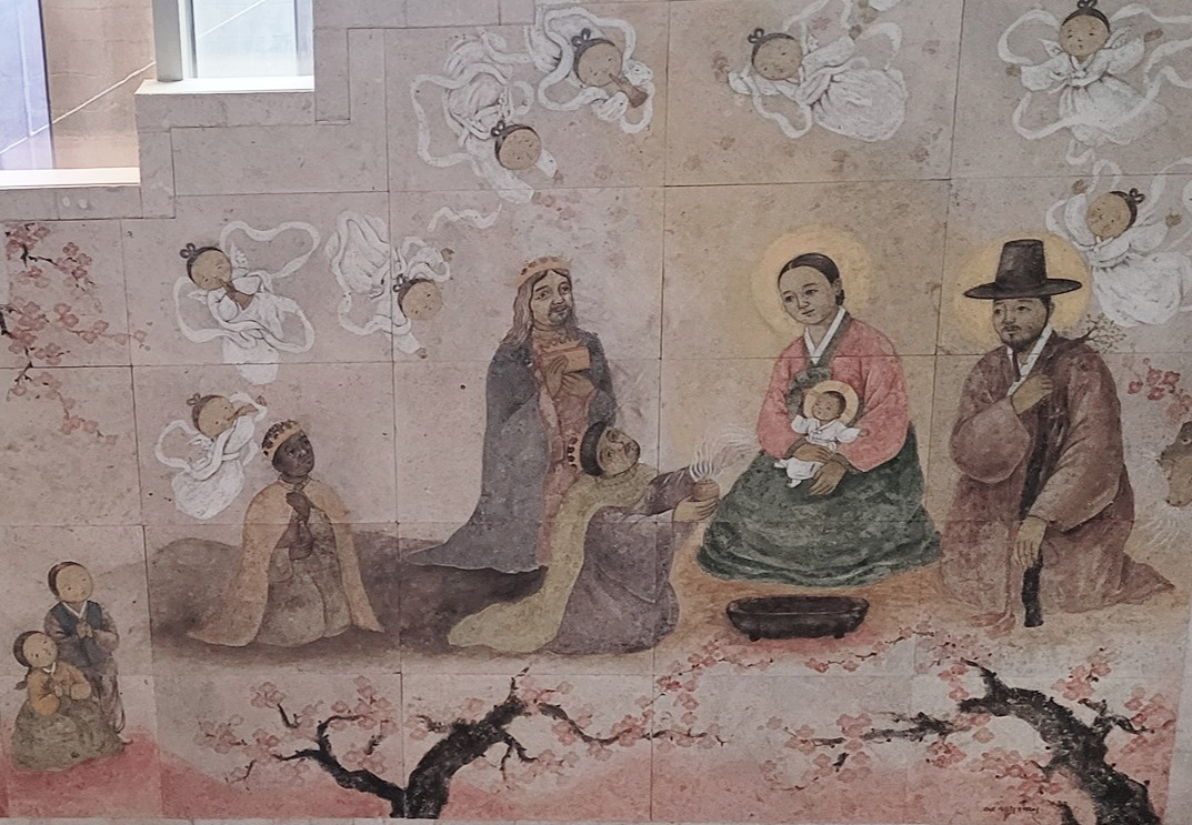 사진은 경기도 구리시 토평동성당 안에 있는 그림입니다. 심순화 카타리나 작가님의 작품입니다.
동방박사 3분이 아기 예수님을 뵙고 경배하며 예물을 드리는 모습을 그렸습니다. 성 요셉, 성모 마리아, 아기 예수님이 한복을 입으신 모습이 정겹습니다.
곁에서 이런 아름다운 모습을 바라보는 천사들과 소년, 소녀도 한복을 입고 기뻐하는 모습이 너무나도 푸근해서 좋았습니다.