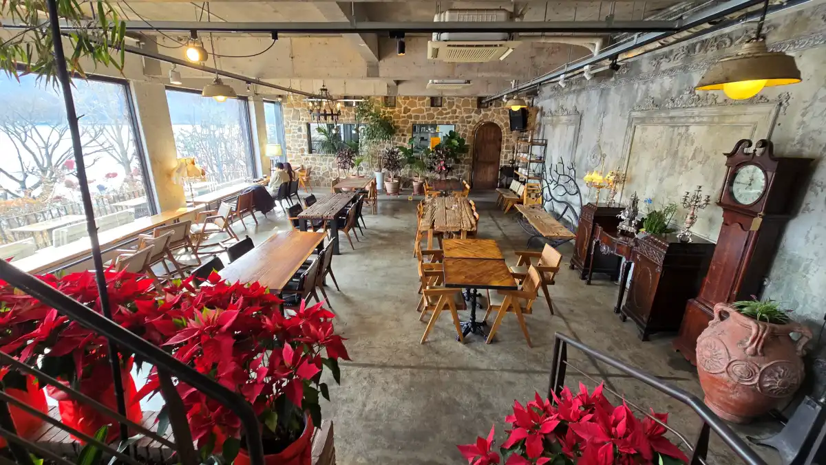 반반으로 나뉜 지하1층 인테리어