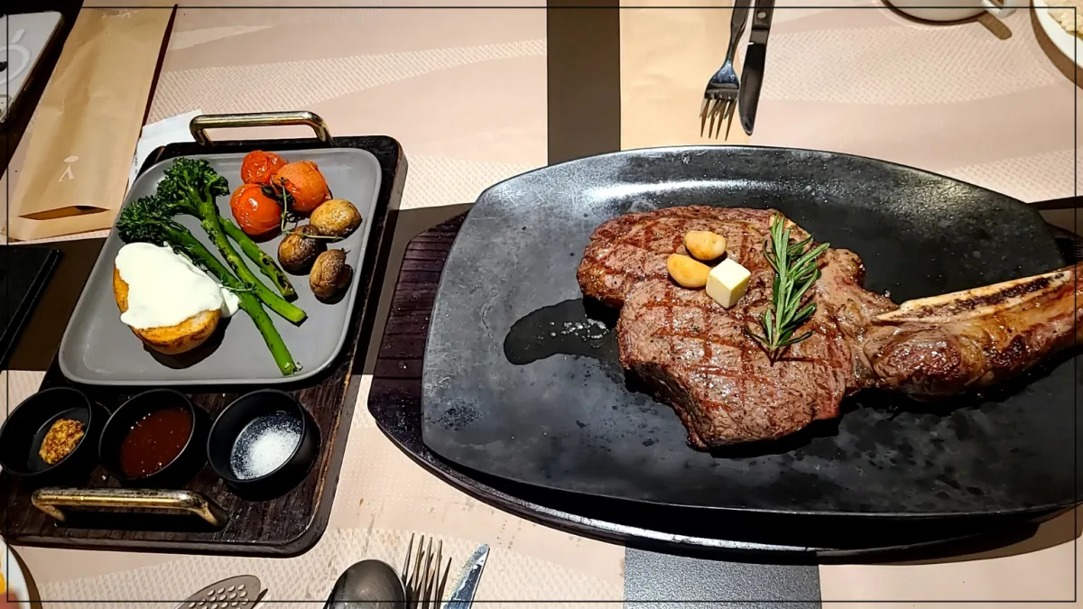 토마호크스테이크와 아스파라거스 통감자구이 방울토마토 양송이버섯의 가니쉬