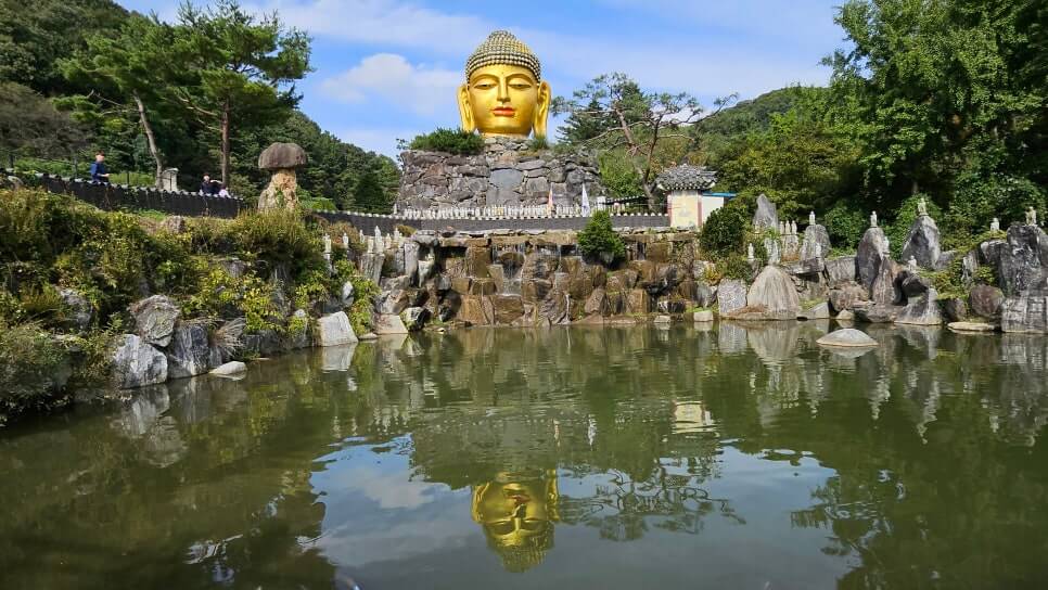 용인 와우정사 : 세계 불교 문화가 공존하는 이색 사찰 공간 거대 불두와 와불이 전하는 평온