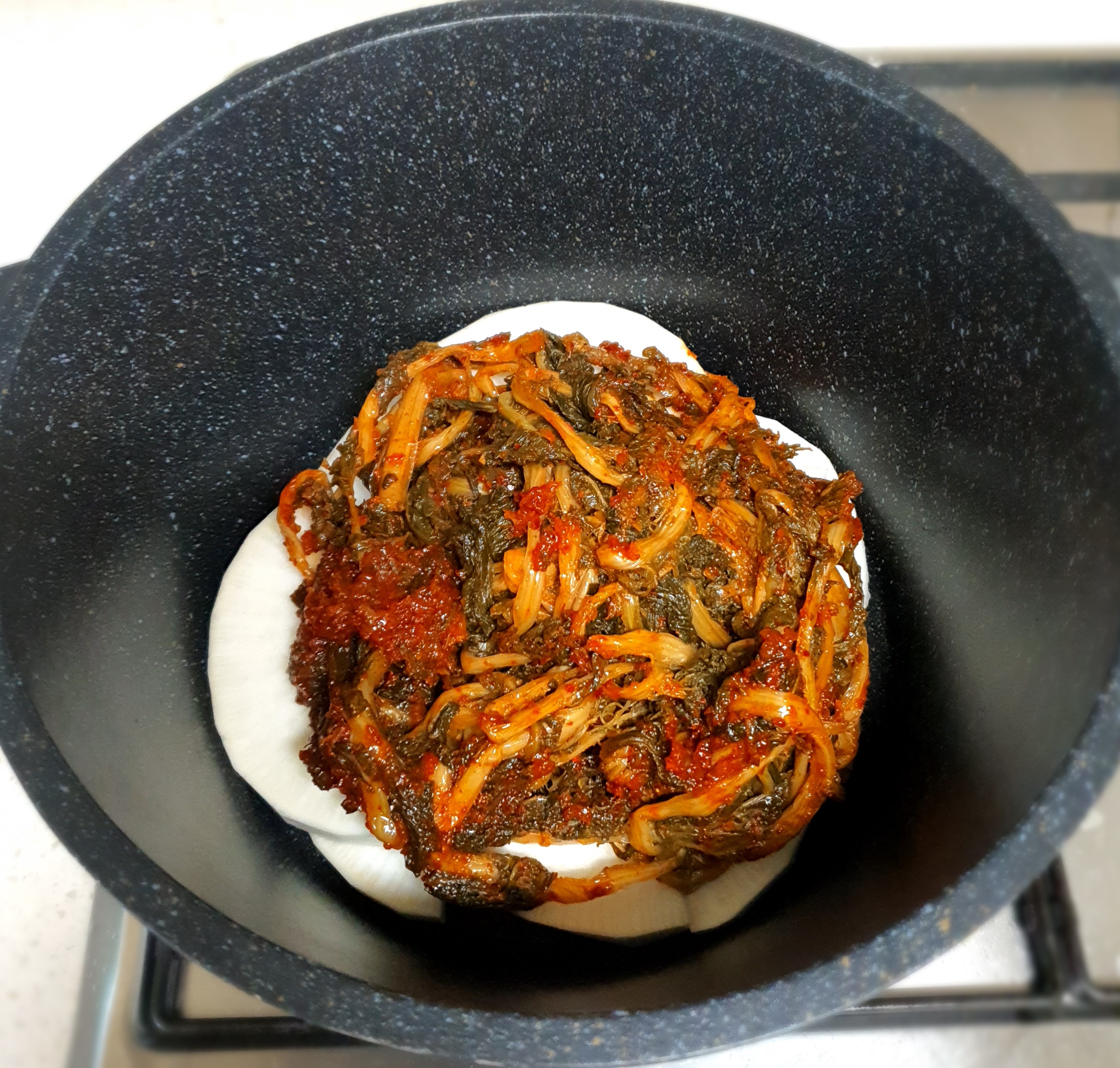 무와-시래기가-깊은-맛을-내-줍니다.