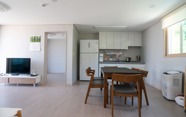 한려해상 생태탐방원 6인실 거실