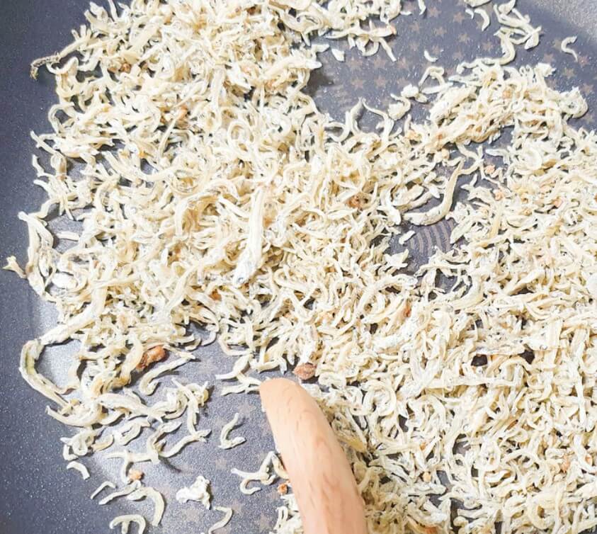 잔멸치_팬에서_수분날리기