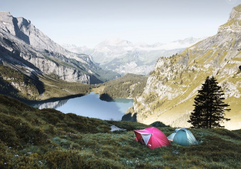 겨울산에서 캠핑 하는 모습입니다