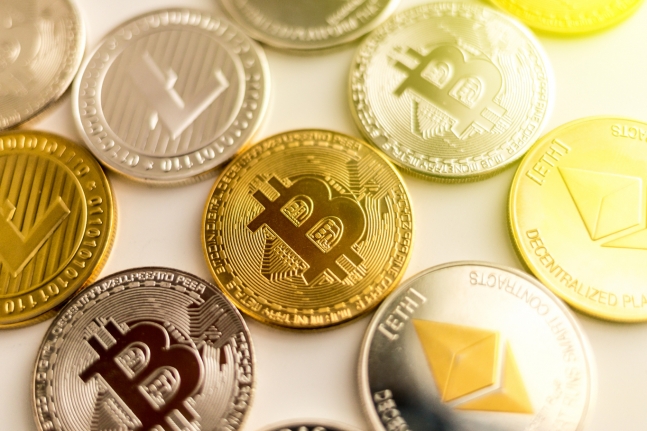 비트코인 현물 ETF 자금 유입으로 비트코인 가격이 오를 것이라는 기대감이 나온다.