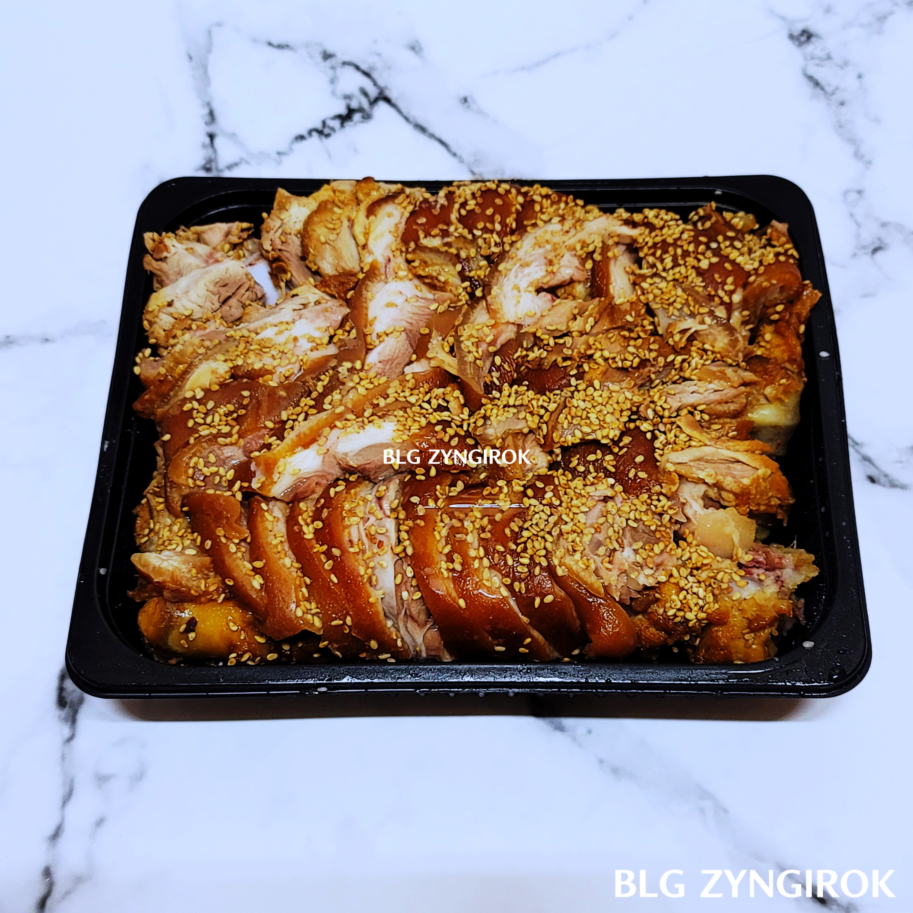 포장을-뜯은-확고영양족발의-아름다운-자태이다.