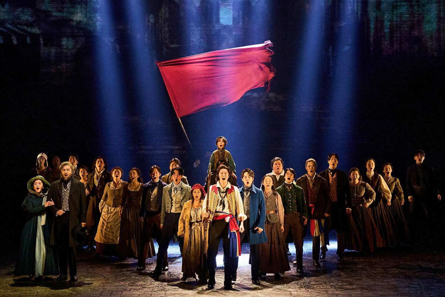 뮤지컬 레미제라블의 명장면과 인물들의 사진