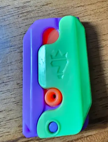 아이들 장난감이지만, 실제 칼처럼 돌리고 빼고 할 수 있는 형상을 가지고 있습니다.