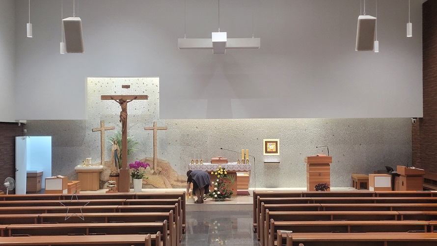 춘천 효자동성당 제대, 제단, 십자고상, 감실, 성모상 사진