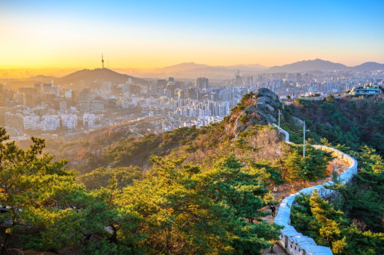 인왕산 성곽길에서 바라본 서울 도심 일출과 롯데타워