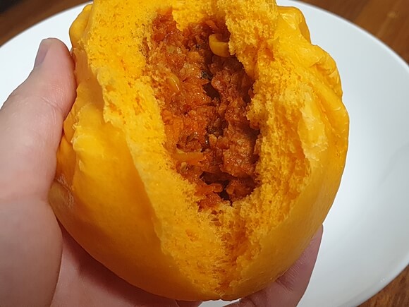 피자호빵-반으로-가르는-모습