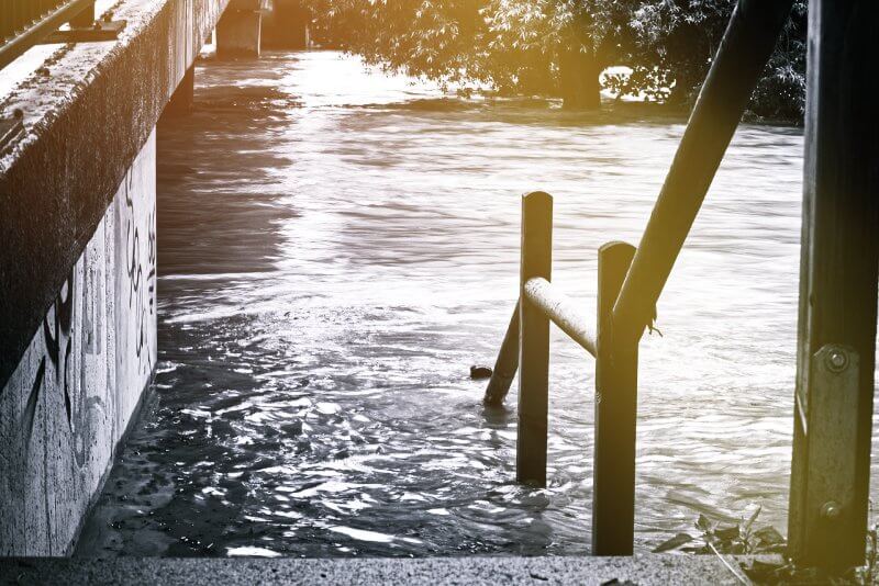 홍수로-인해-침수된-계단