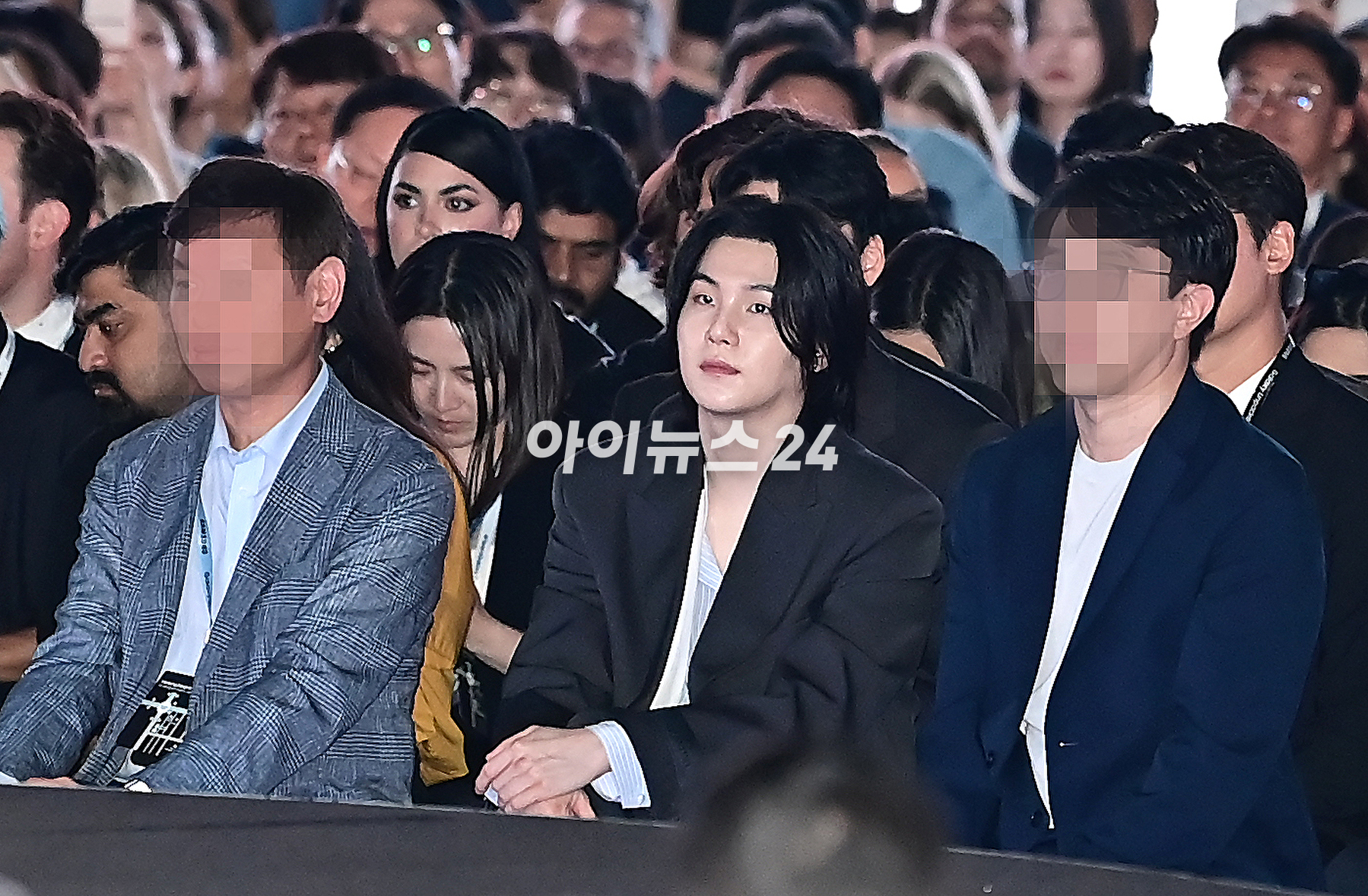 방탄소년단 슈가가 26일 서울 강남구 코엑스에서 열린 갤럭시 언팩 행사에 참석 하고 있다. [사진=곽영래 기자]