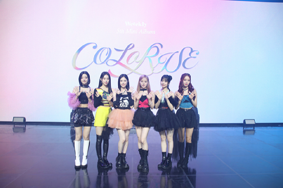 그룹 위클리(Weeekly)가 1일 오후 서울 한남동 블루스퀘어에서 열린 미니 5집 &#39;ColoRise&#39; 발매 기념 쇼케이스에서 포토타임을 갖고 있다. [사진=IST엔터테인먼트]