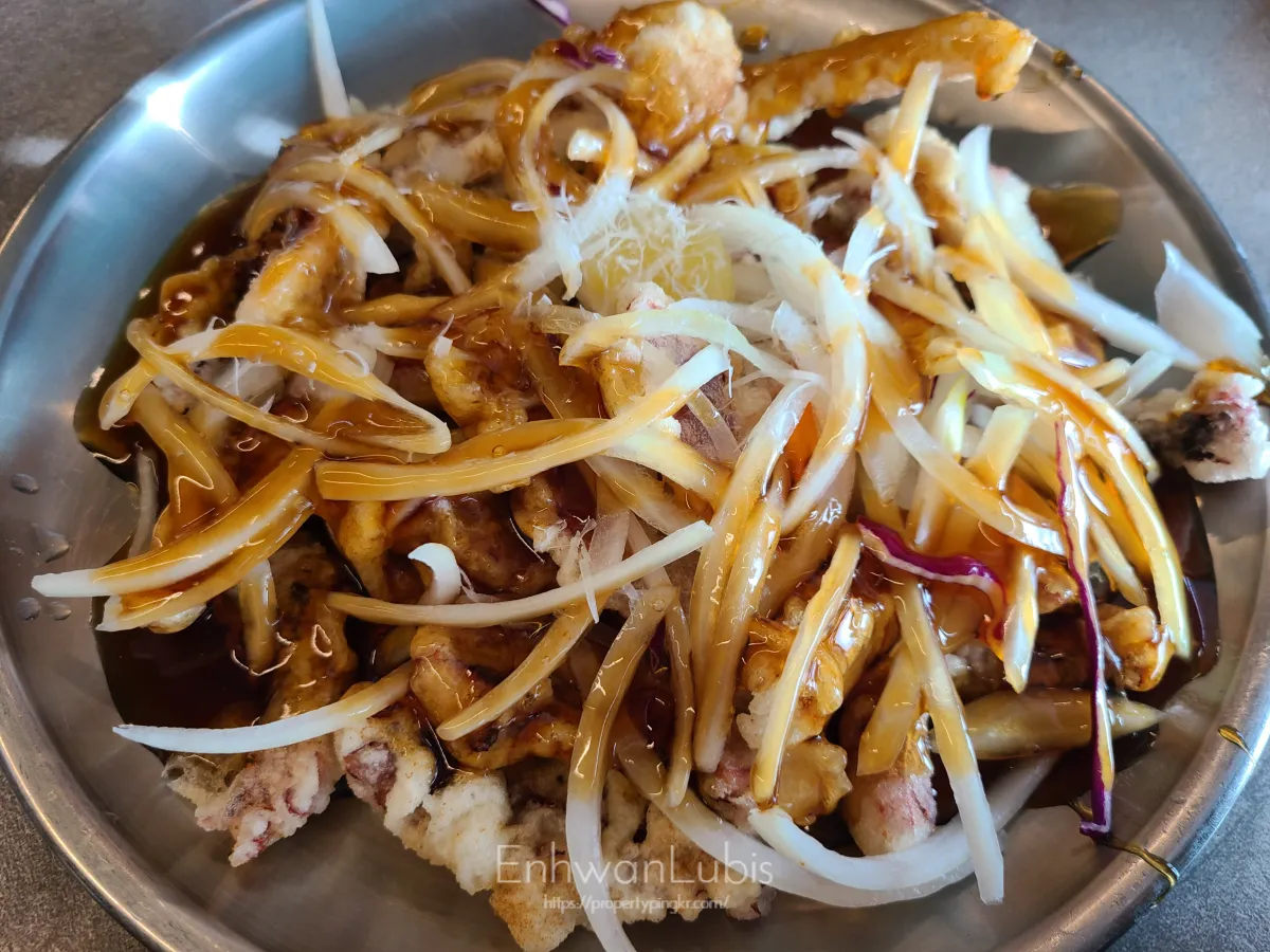 거동탕수육과-똑같은-비주얼-탕수육-위에-갈색소스와-양파가-얹져진-문어탕수육