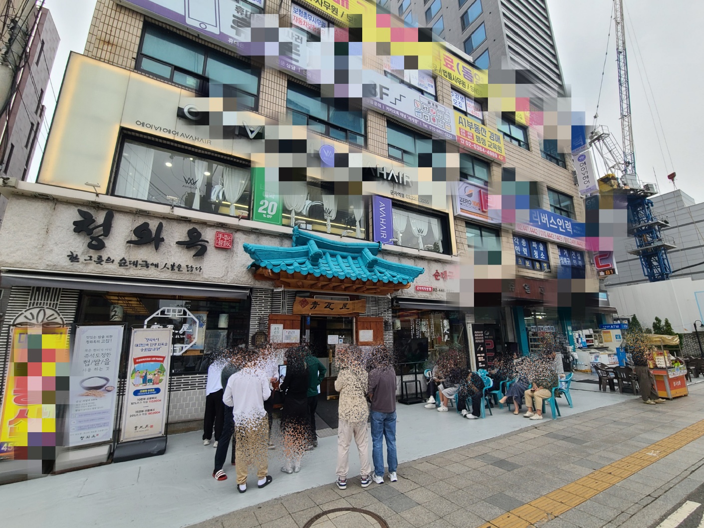 이른 점심시간에도 대기줄이 서있는 청와옥 군자역 직영점