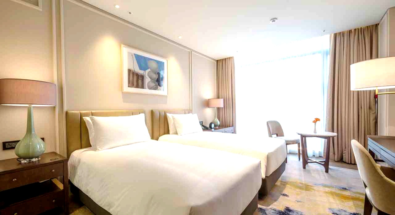 침대 두 개가 나란히 놓인 트윈룸 객실 전경. [ⓒ네이버 플레이스 &lsquo;앰배서더 서울 풀만 호텔&rsquo;]