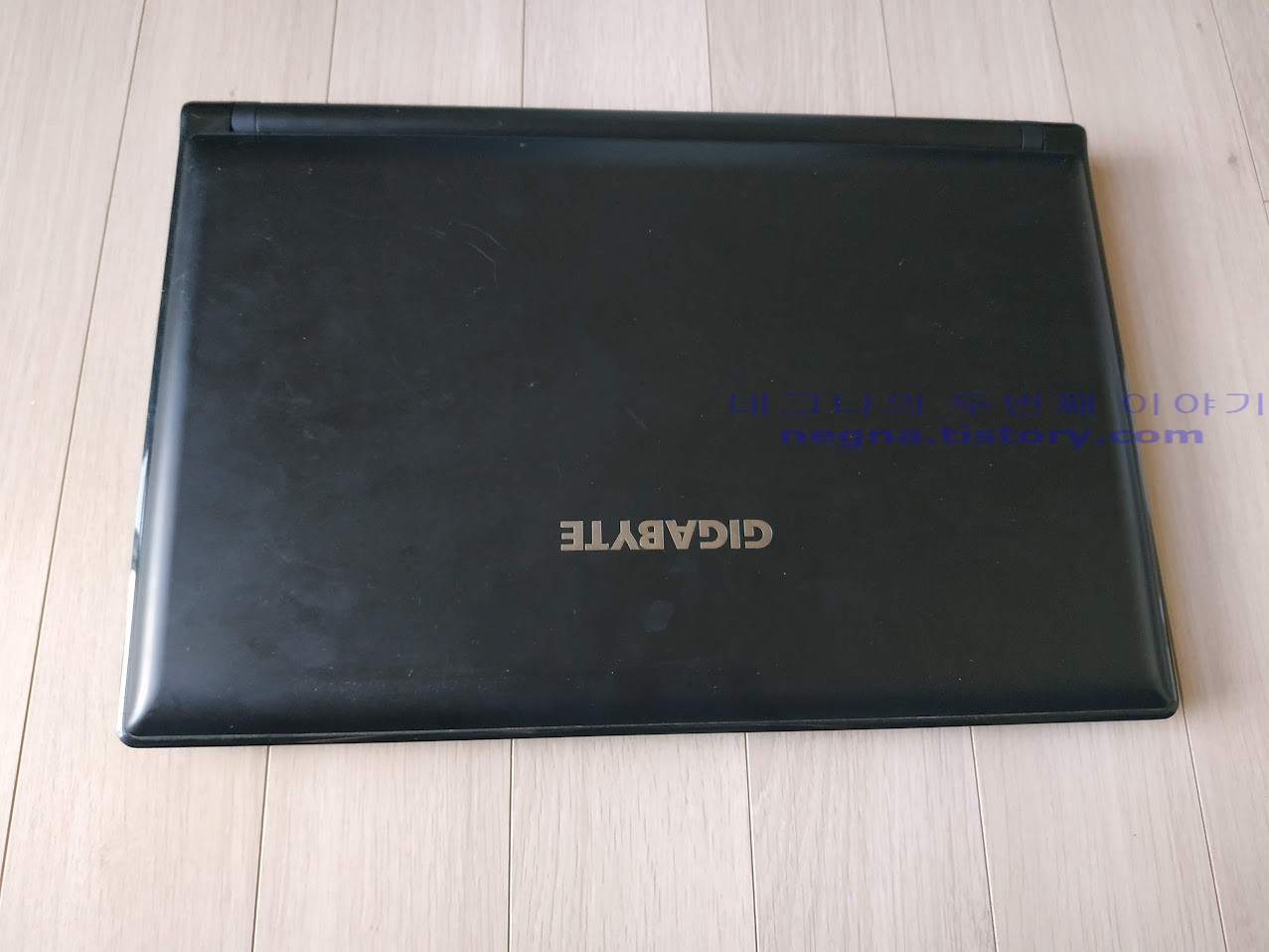 기가바이트 P2542 노트북 전면에서 본 사진.