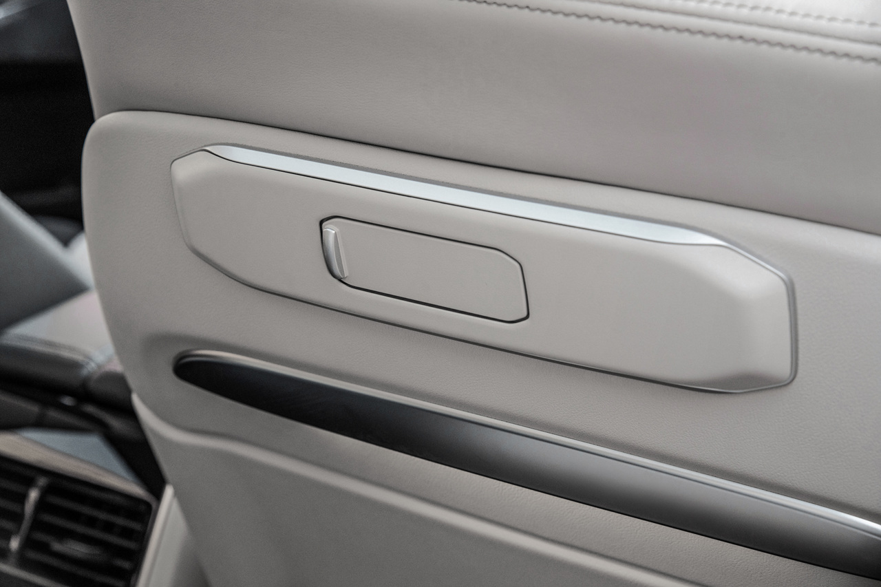 2024년형 BMW X7 실내 1열 시트백 디자인