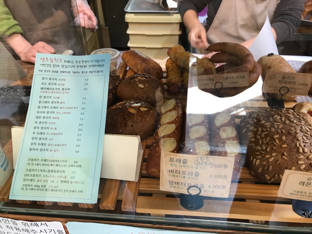 진열대에 놓인 프레즐 사진입니다.