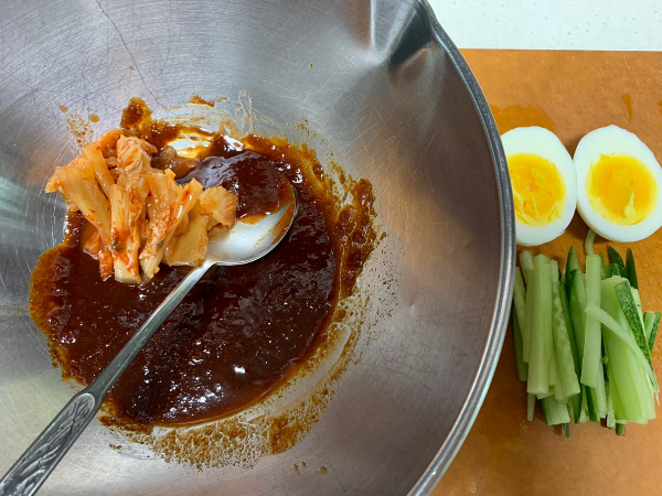 비빔국수 양념장과 고명 사진