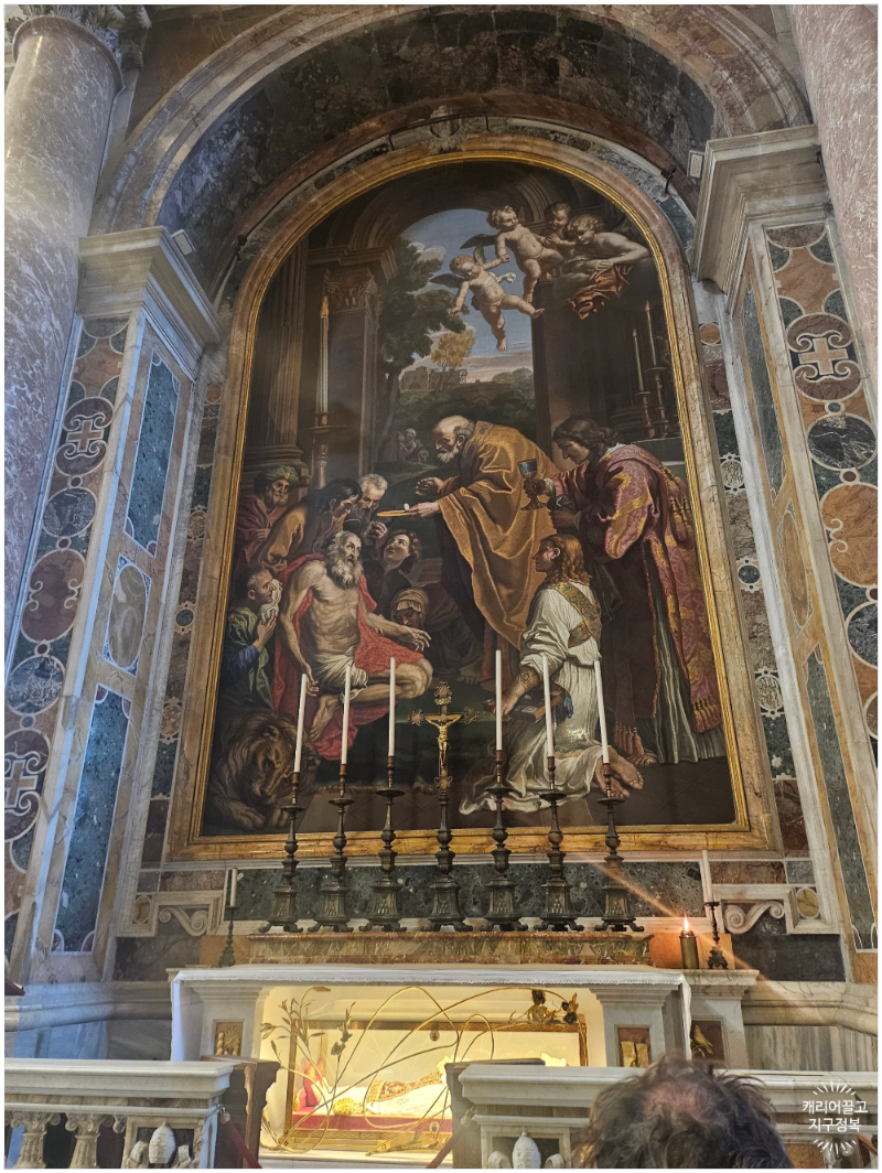 유화처럼 보이는 거대한 성당 내부의 작품