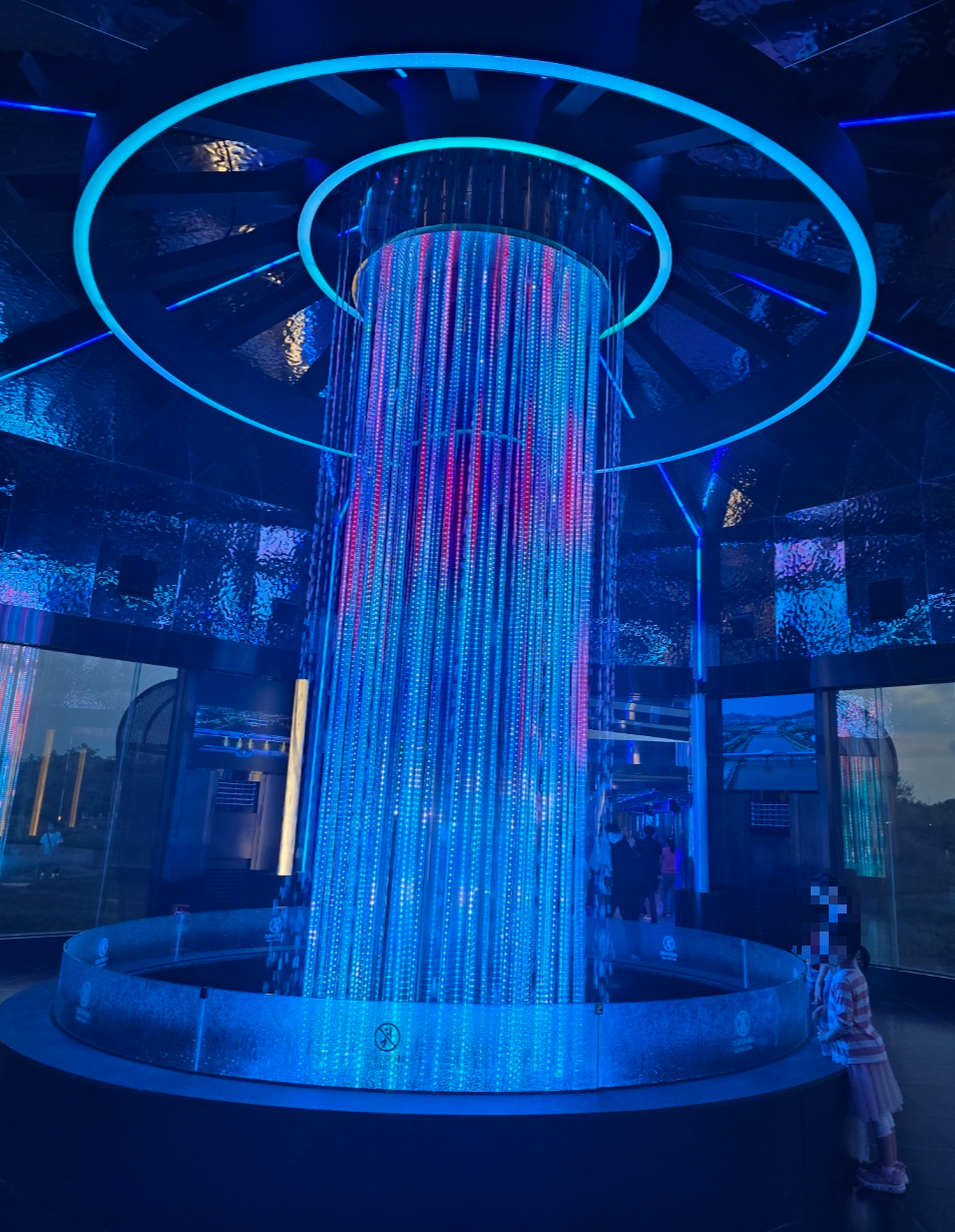 폭포 조명 사진