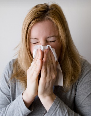 재채기 하는 모습