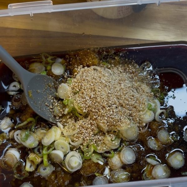 분량의 양념 섞기