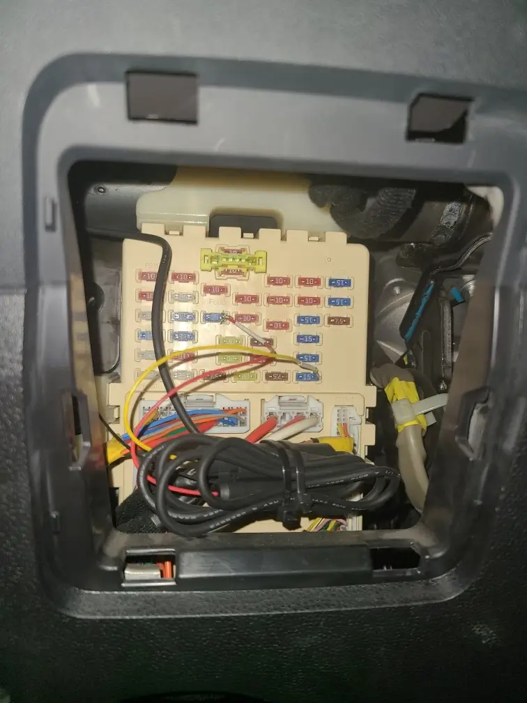 자동차 배터리 방전 예방법. 일반적인 예방법, 퓨즈 뽑기, 배터리선 빼기 (암전류 끄기)