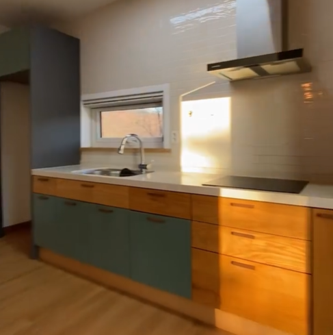 소소한 공간의 주방으로 움직임을 적게 활동 할수 있는 구조를 갖고 있습니다