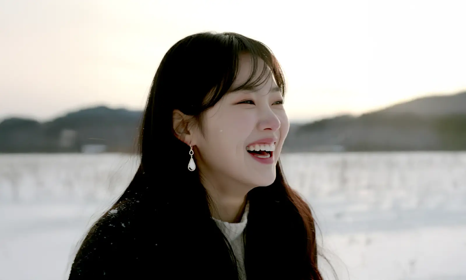 겨울 풍경과 여성