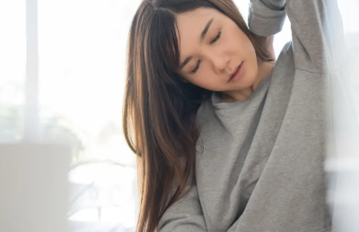 등을 만지는 여성