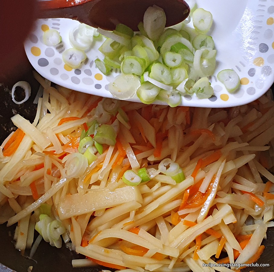 감자채볶음에 파를 넣는 사진