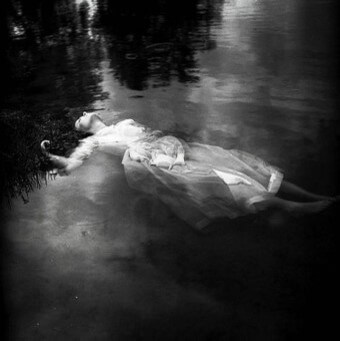 비오는-날-흰-옷을-입은-여인이-바닥에-누워있는-모습