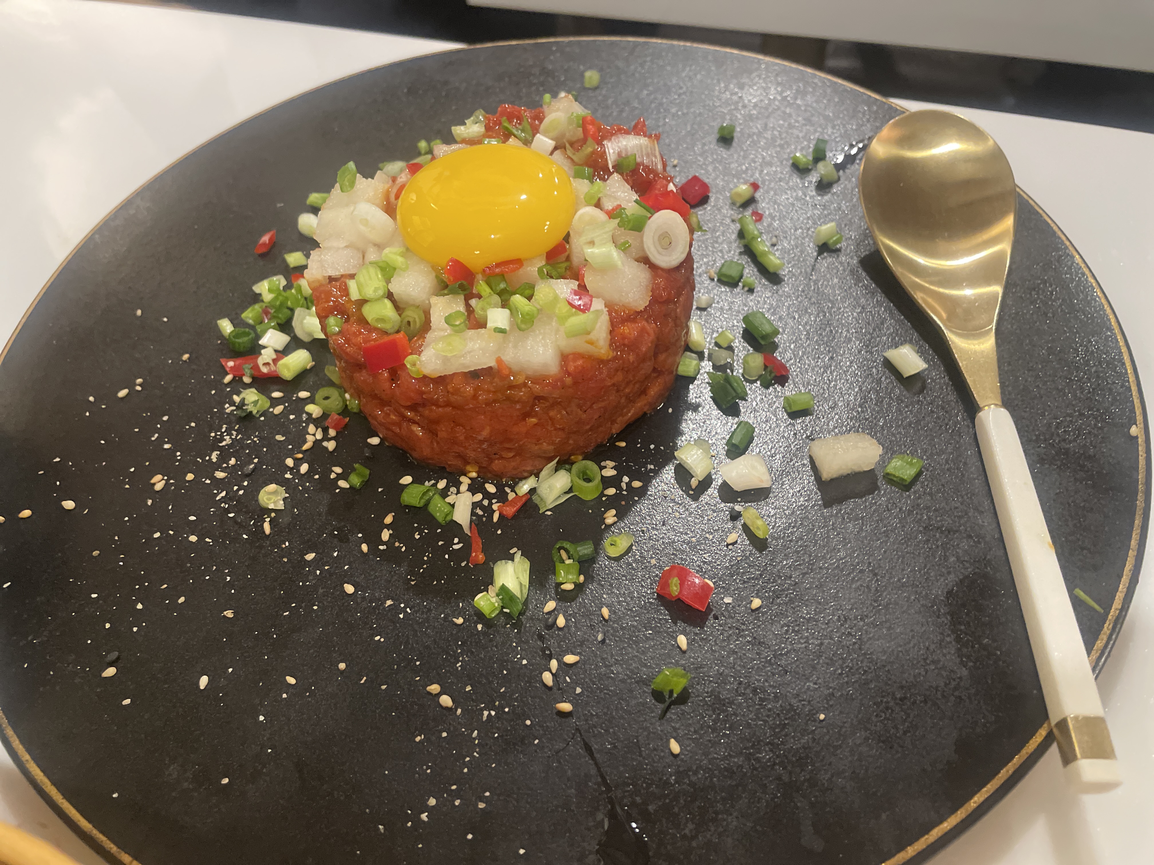 조선초가 한끼의 케잌 모양의 육회 메뉴