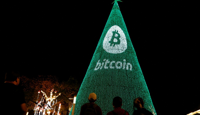 지난 9일(현지시간) 엘살바도르의 크리스마스 트리에 비트코인 로고 조명이 장식된 모습