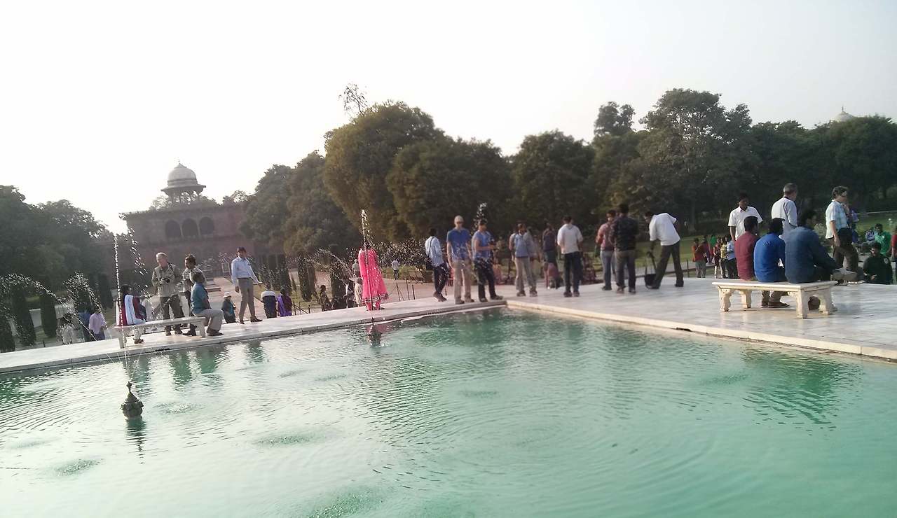 타지마할 정원 내 길게 뻗은 수로와 시원하게 솟구치는 분수 풍경