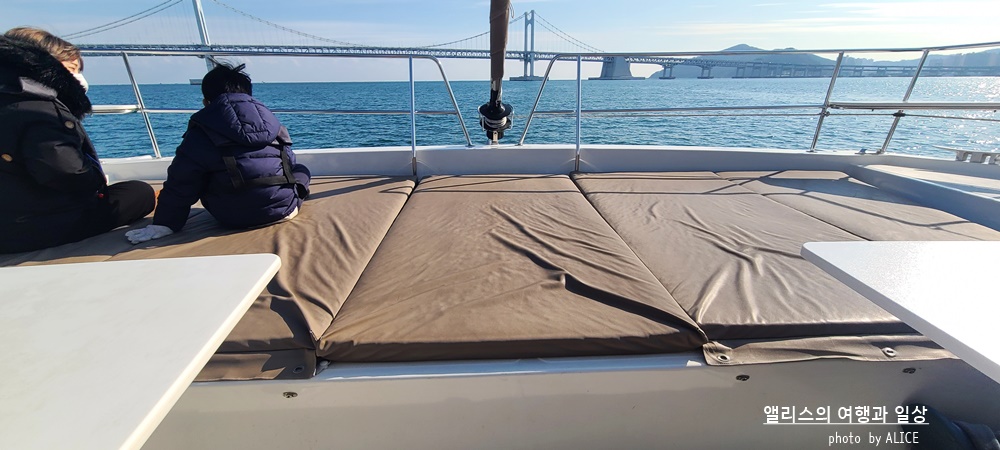 부산에서 여유를 즐기는 여행방법, 요트투어 (더베이101 출발), 프랑스 명품 고급요트 내부 모습