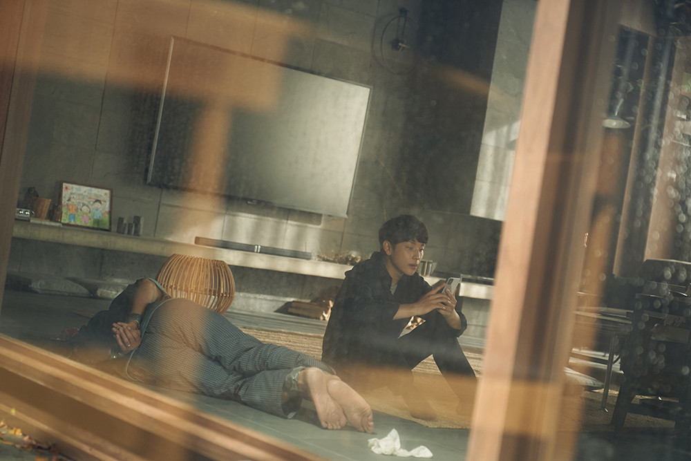 영화 스마트폰을 떨어뜨렸을 뿐인데 정보 ott 출연진 줄거리 결말 후기 평점 원작과의 차이 