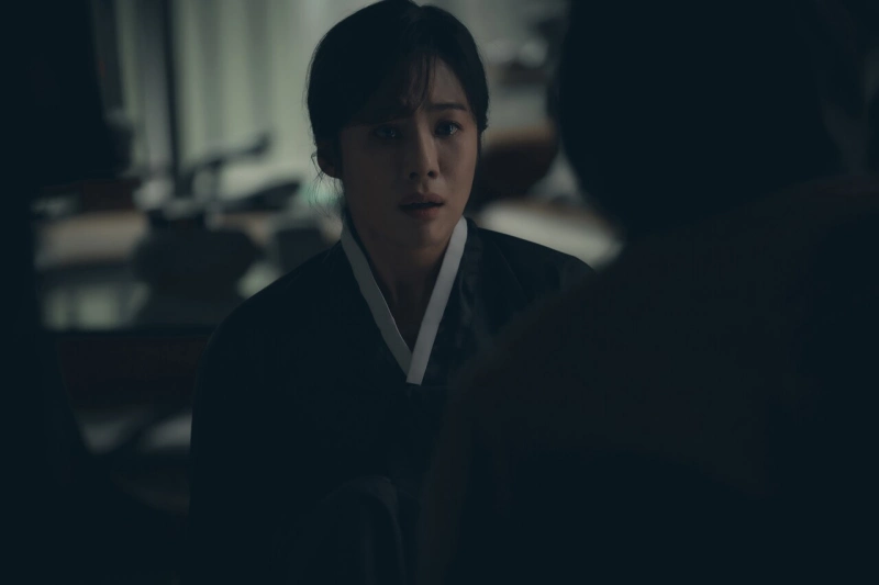 장례복장을 하고 있는 넷플릭스 드라마 선산의 김현주