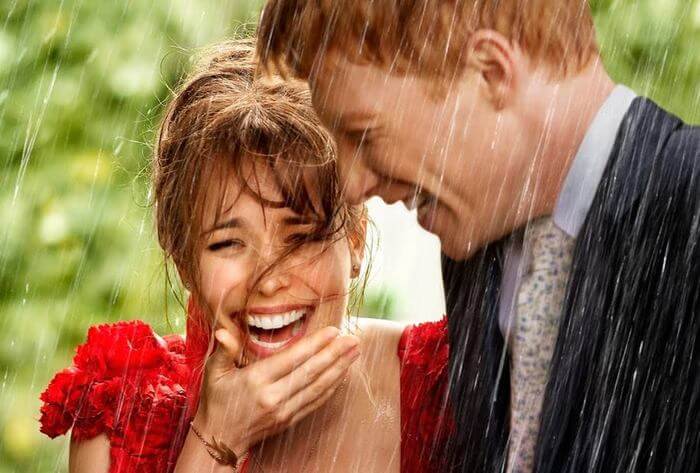영화 '어바웃 타임'의 결혼식 장면. 비가 오는 날, 팀과 메리가 행복하게 웃고 있다.
