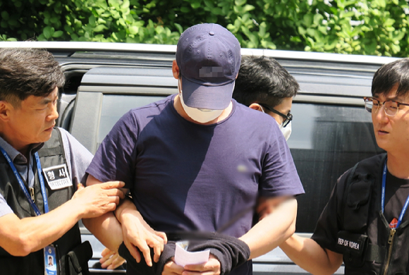 온라인 커뮤니티를 통해 인천 부평구 로데오거리에서 &ldquo;여성 10명을 살해하겠다&rdquo;는 취지의 살인 예고글을 올린 40대 남성이 7일 오후 미추홀구 인천지법에 구속 전 피의자 심문(영장실질심사)을 받기 위해 이동하고 있다. [사진=뉴시스]