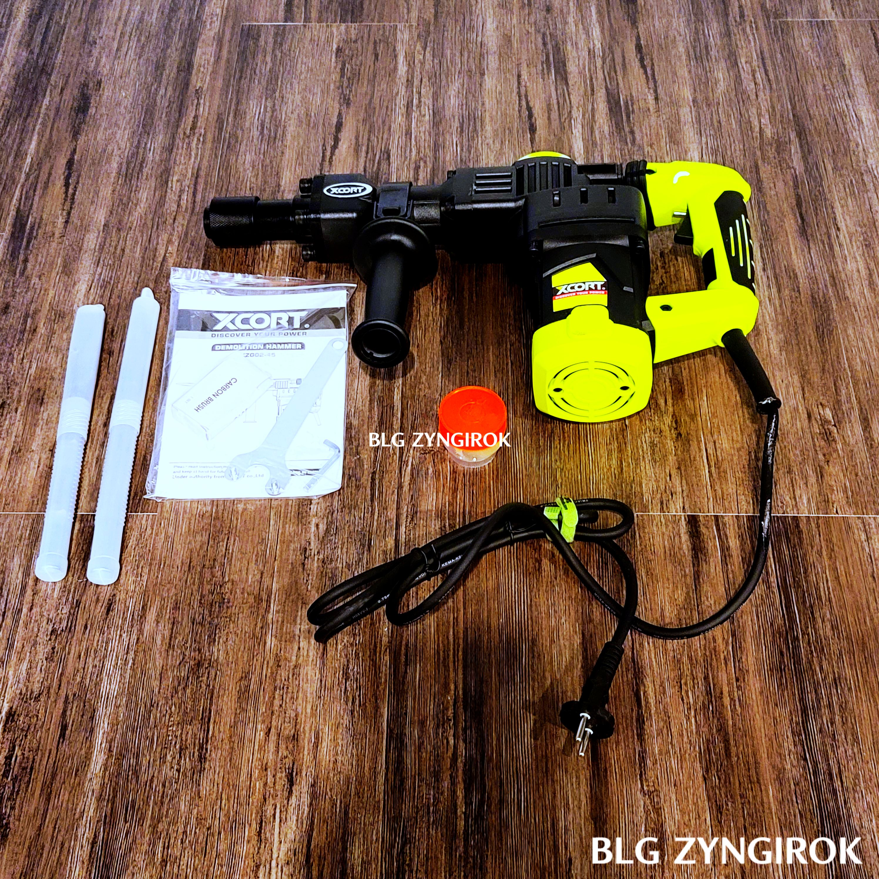 엑스코트 파괴 해머 구성품들이 바닥에 놓여있다.