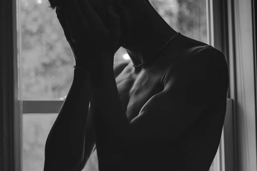 몸 좋은 남자의 괴로운 모습