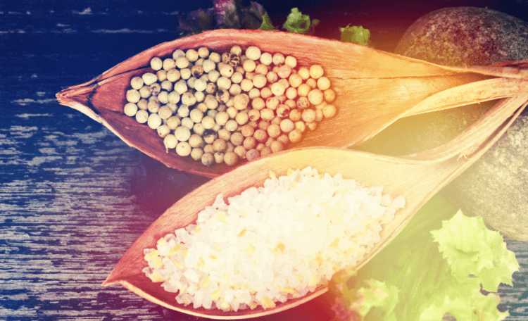 수저에-담긴-소금