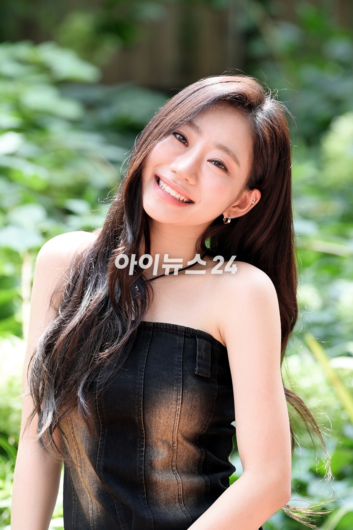 그룹 키스오브라이프(KISS OF LIFE) 쥴리가 14일 서울 마포구 상수동 인근에서 진행된 조이뉴스24와의 인터뷰에 앞서 포즈를 취하고 있다. [사진=정소희 기자]